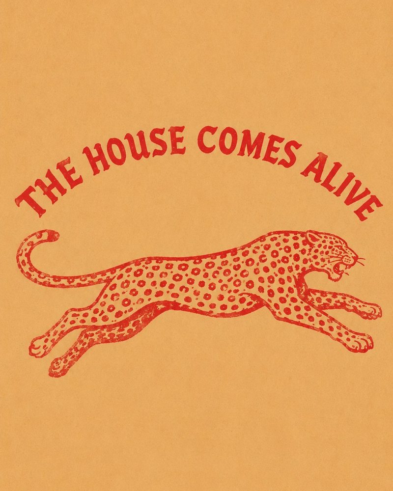 Leopardo rojo de Casa Salvaje con la frase The house comes alive