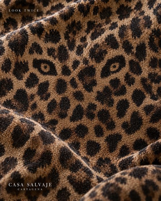 Tela de leopardo con unos ojos escondidos