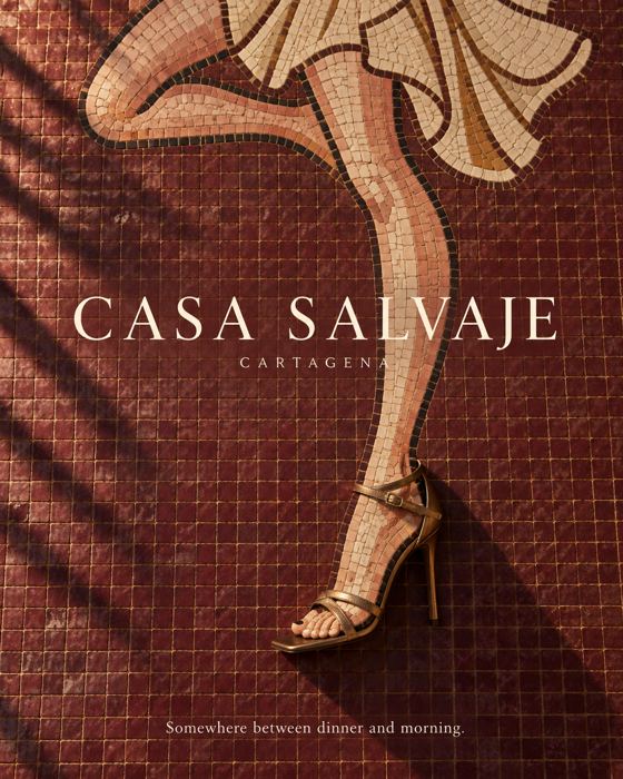 Piernas en mosaico con tacones dorados