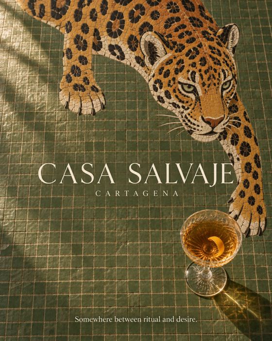 Jaguar en mosaico sobre azulejo verde con una copa
