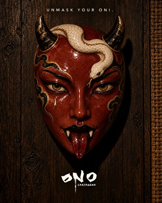 Máscara oni roja con una serpiente