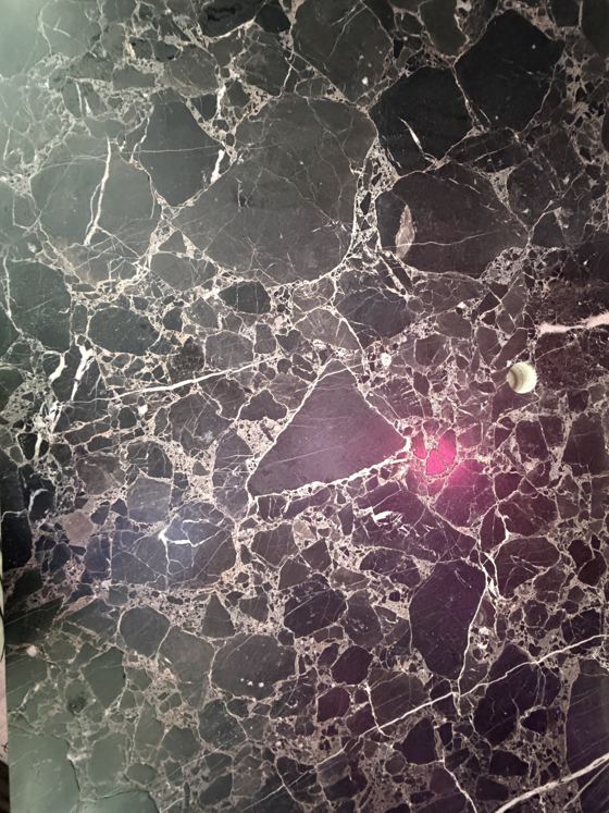 Mármol negro con vetas