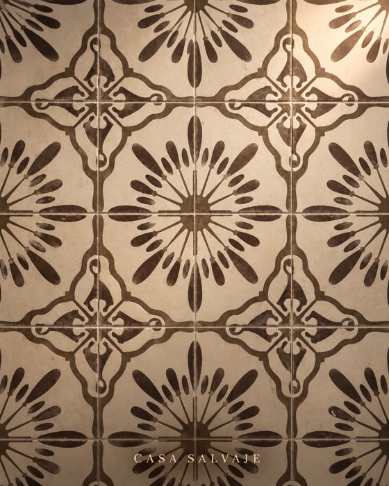 Baldosa de flores sobre crema