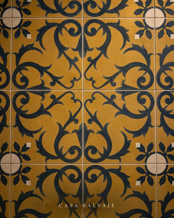 Azulejo amarillo con arabescos azules