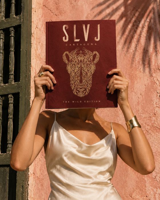 Mujer leyendo la revista SLVJ de jaguar