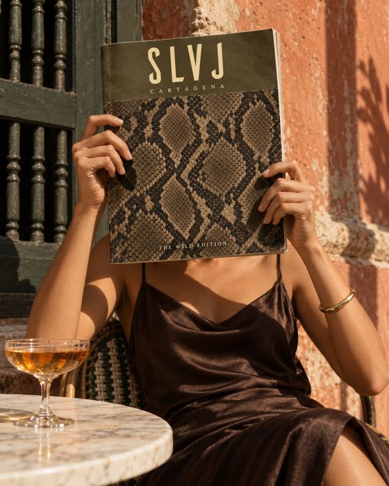 Mujer leyendo la revista SLVJ de serpiente