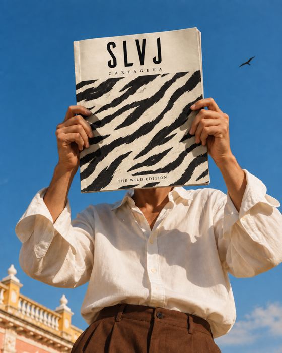 Hombre leyendo la revista SLVJ de cebra
