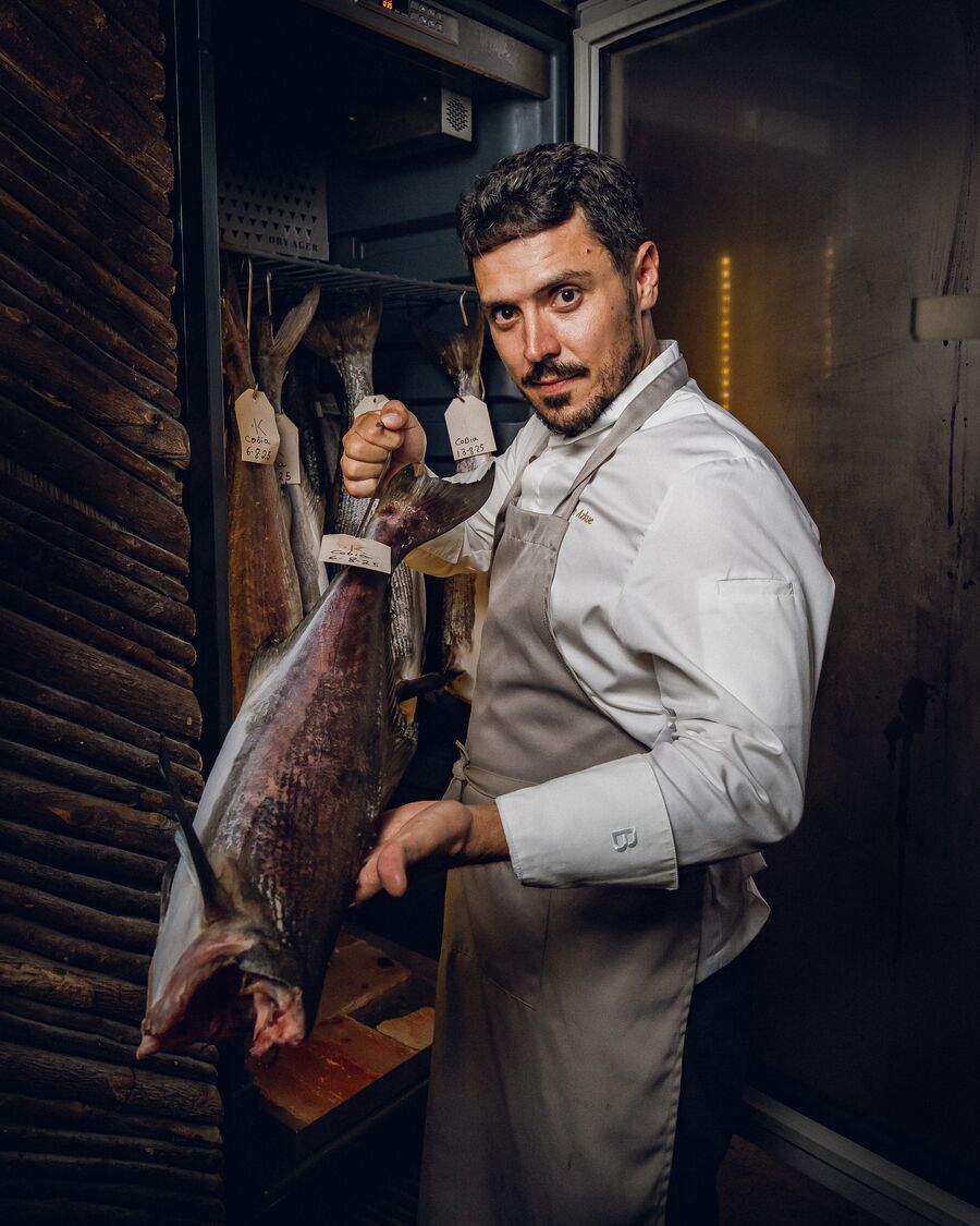 Fermín Azkue con una cobia madurada en la cámara de pescado
