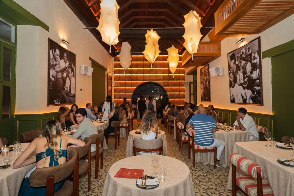 Salón de Kanibal con lámparas de papel y fotos en blanco y negro