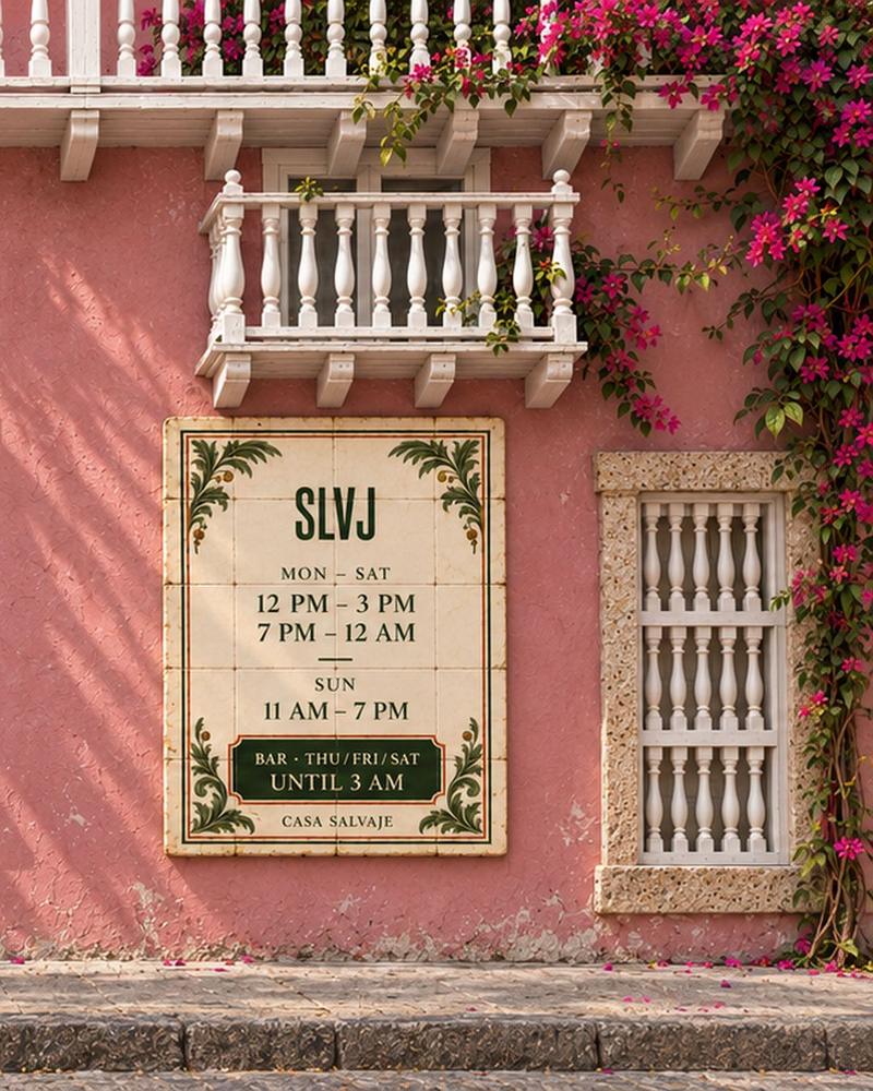 Letrero de azulejos de SLVJ en una fachada rosada del Centro Histórico