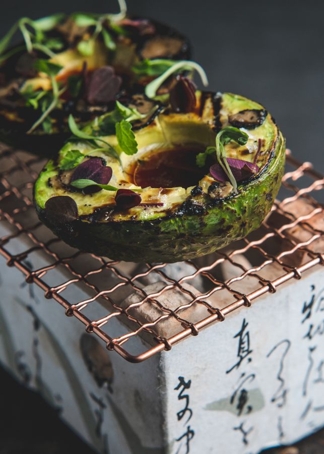 Aguacate a la brasa sobre un konro