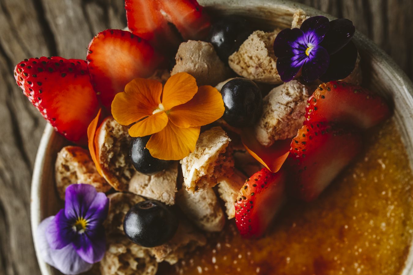 Postre de chocolate amazónico con frutas y flores