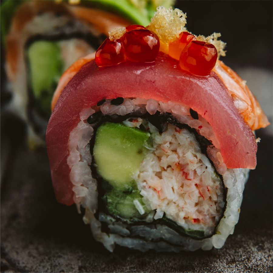 Rainbow roll con ikura