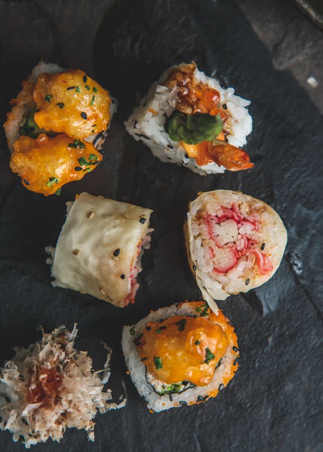 Piezas de sushi vistas desde arriba